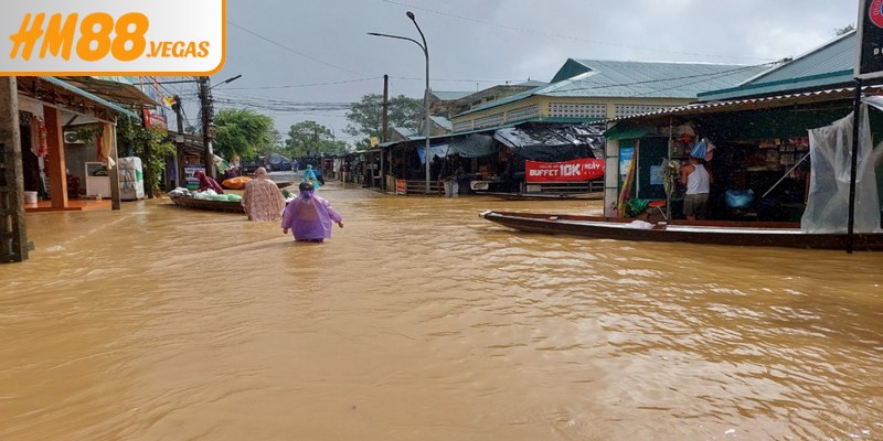 Mơ thấy nước lũ hoặc nước tràn vào nhà